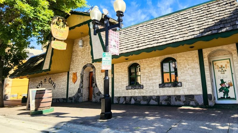 10 South Dakota Lobster Roll Joints Offering Simple, Fresh Flavor - Decor Hint Keg & Cork