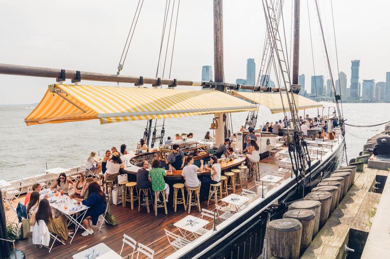 13 New York Seafood Restaurants Locals Love More Than The Tourists Do - Decor Hint Grand Banks