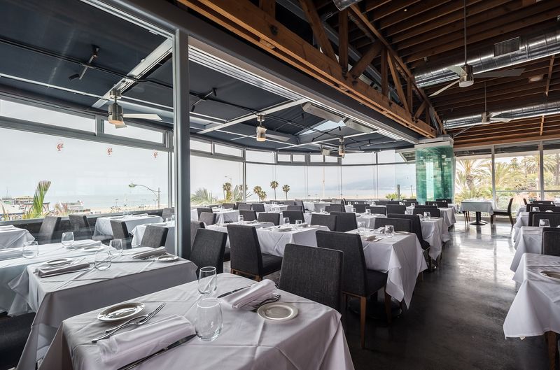 14 California Coastal Seafood Spots Perfect For A Day Out - Decor Hint The Lobster - Santa Monica
