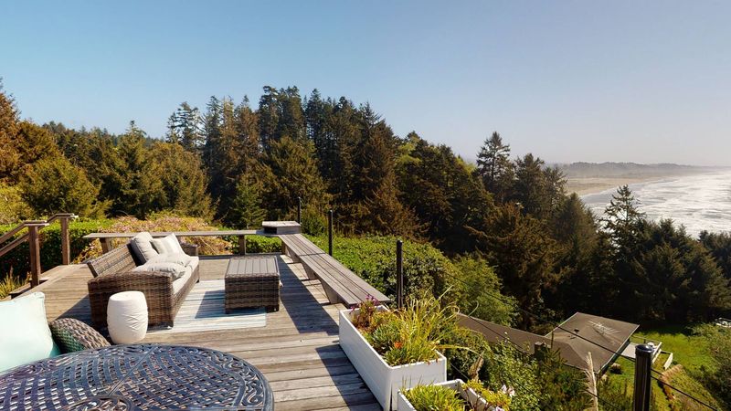 Tiered Decking with Multiple Zones