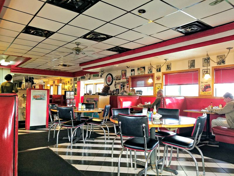 17 Illinois Diners Where Comfort Food Still Feels Like Home - Decor Hint Niles Grill – Niles