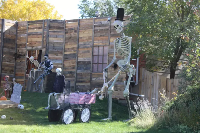 Meet The Casper Houses In Wyoming Taking Halloween Decorations To The Next Level - Decor Hint Street Of Halloween Competitors
