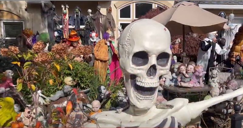 Oregon's 12 Most Creative Halloween Setups - Decor Hint The Scary House, Eugene