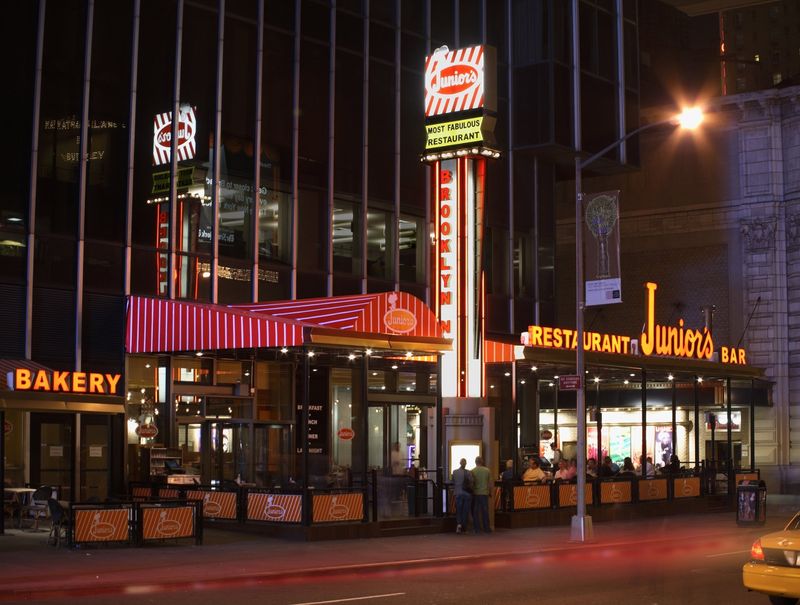 14 New York Tourist Traps Even Smart Travelers Fall For Again And Again - Decor Hint Restaurant Chains in Theater District
