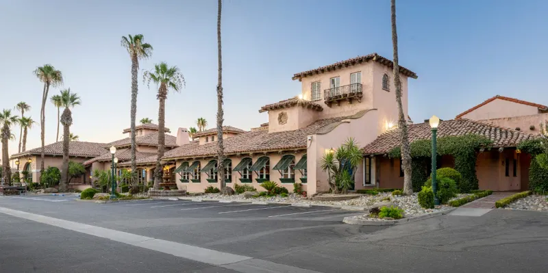 12 California Road Trip Stops With Amazing Food Hiding In Gas Stations - Decor Hint Harris Ranch Country Store & Restaurant - Coalinga