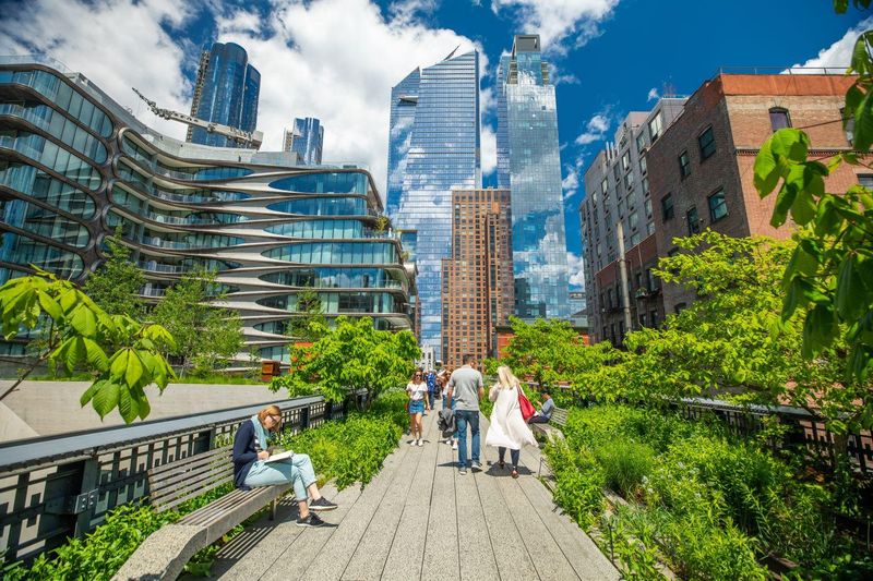 14 New York Tourist Traps Even Smart Travelers Fall For Again And Again - Decor Hint High Line Park on Summer Weekend Afternoons