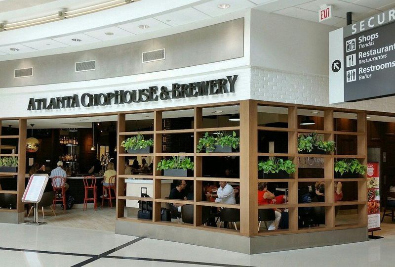 14 Airport Restaurants In Atlanta That'll Change The Way You Think About Layovers - Decor Hint Atlanta Chophouse & Brewery