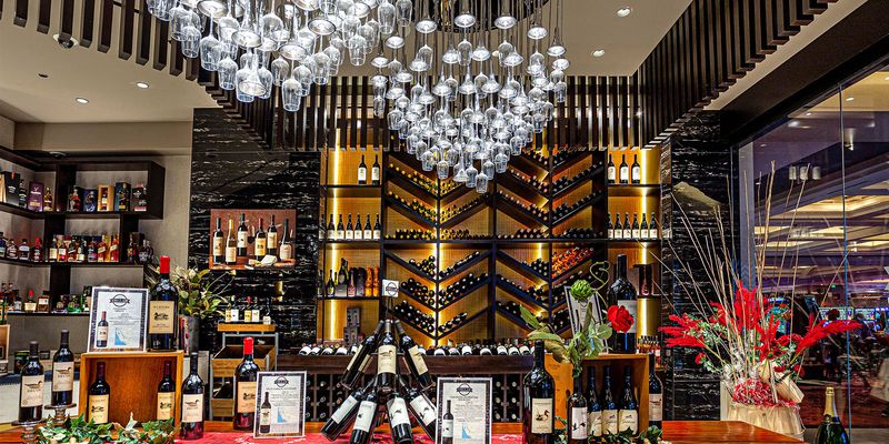 15 Florida All-You-Can-Eat Buffets That Locals Love Most - Decor Hint The Buffet at Seminole Hard Rock - Tampa