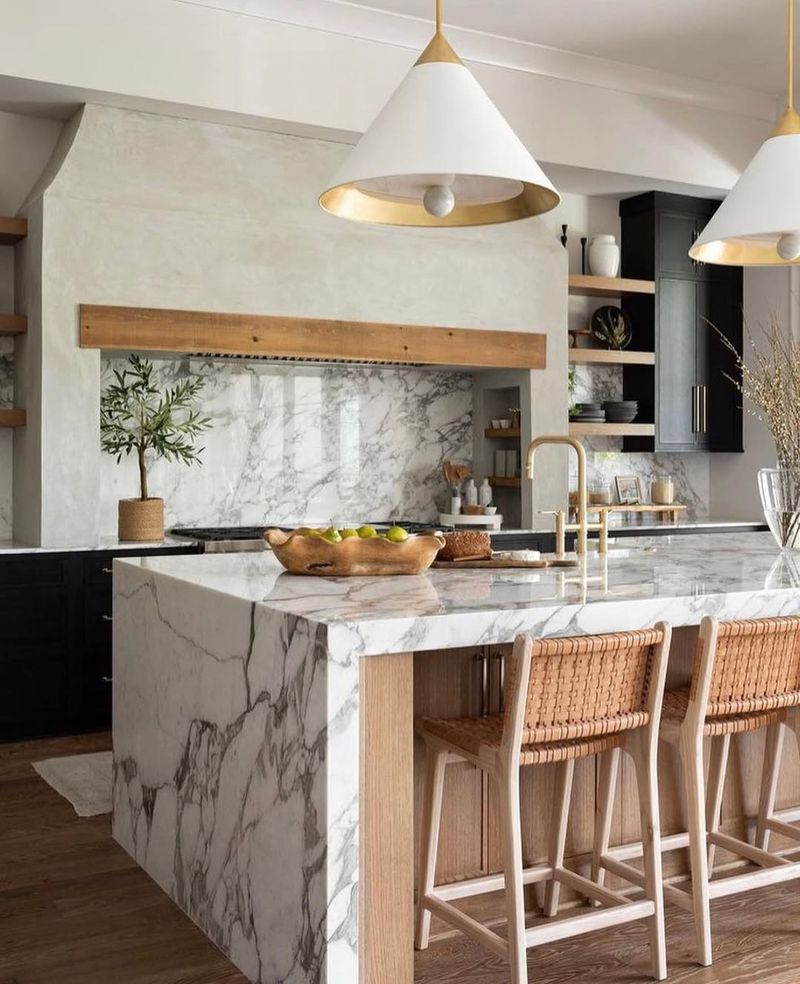 Timeless New York Design Styles Returning To The Spotlight - Decor Hint Statement Marble And Brass Accents