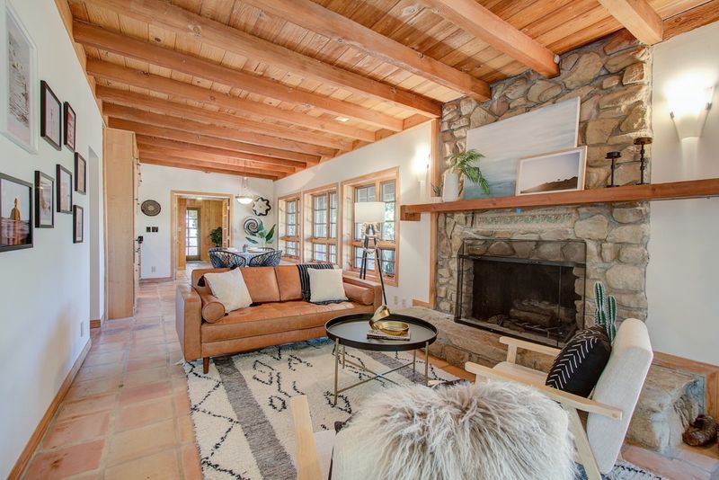 Nature Meets Luxury: Contemporary Homes With Rustic Accents