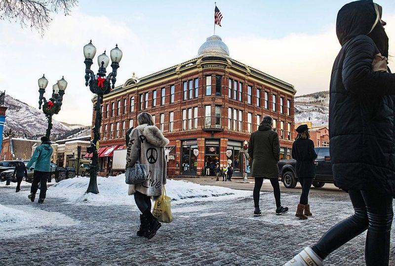 Colorado Mountain Towns That Locals Say Are Packed With Tourists - Decor Hint Aspen