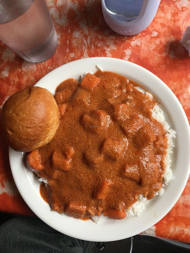 Louisiana Restaurants That Don't Advertise, Yet Always Have Crowds - Decor Hint Bennachin Restaurant, New Orleans