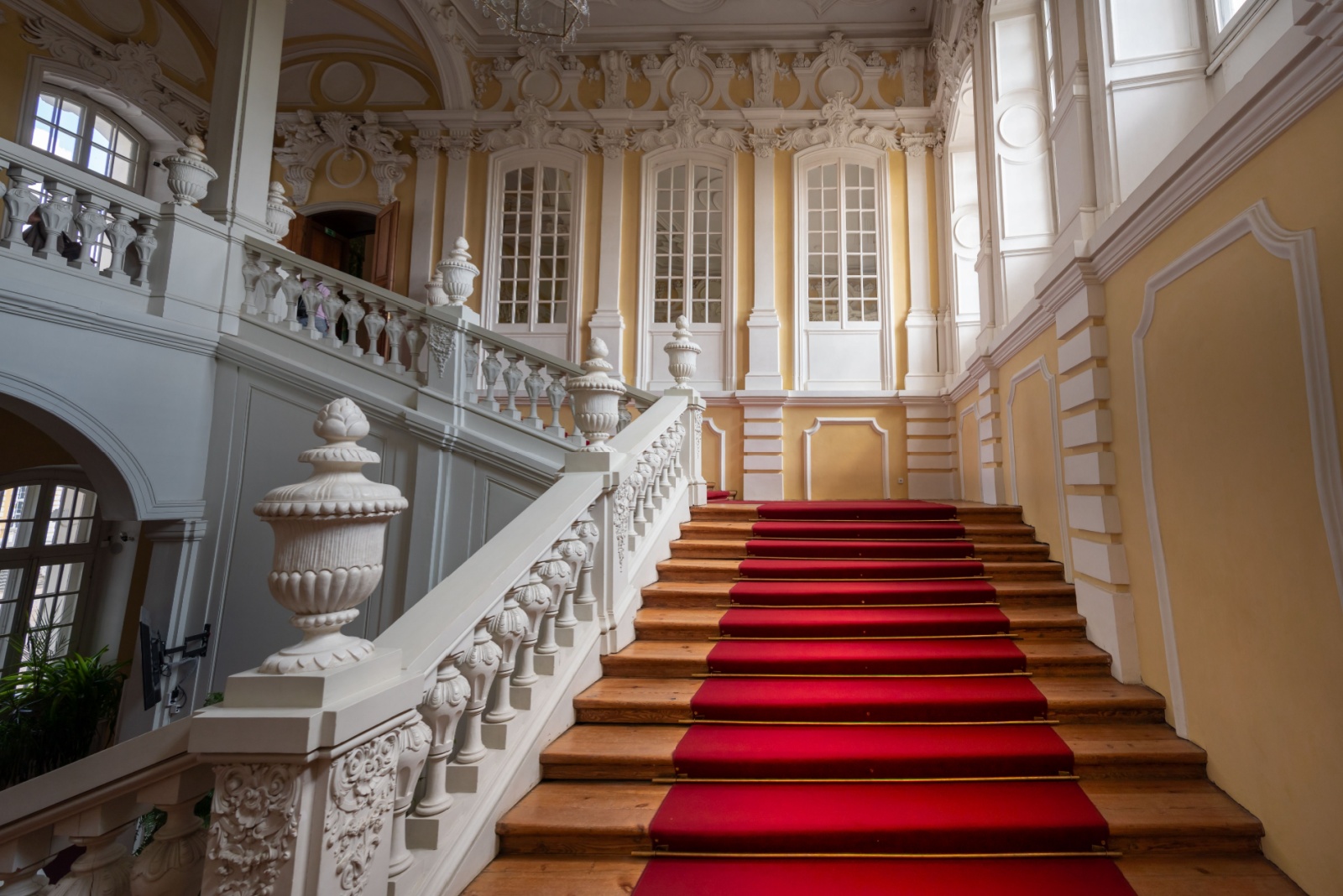 Common Design Traits Of America's Most Expensive Coastal Mansions