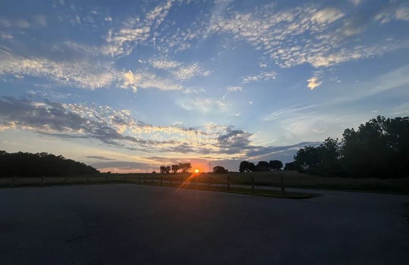This Welcoming Kansas City Offers Lakeside Calm, Scenic Trails, And Heartfelt Festivals - Decor Hint Scenic Strolls Around The Miola Lake Loop