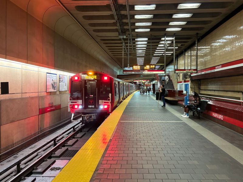 10 Boston Train Rides Perfect For History And Scenery Lovers - Decor Hint Red Line to Harvard Square - Academic Landmarks