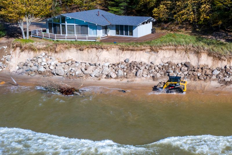 11 Michigan Property Types Likely Headed For Price Cuts By 2026 - Decor Hint Lakefront Properties With Erosion Issues
