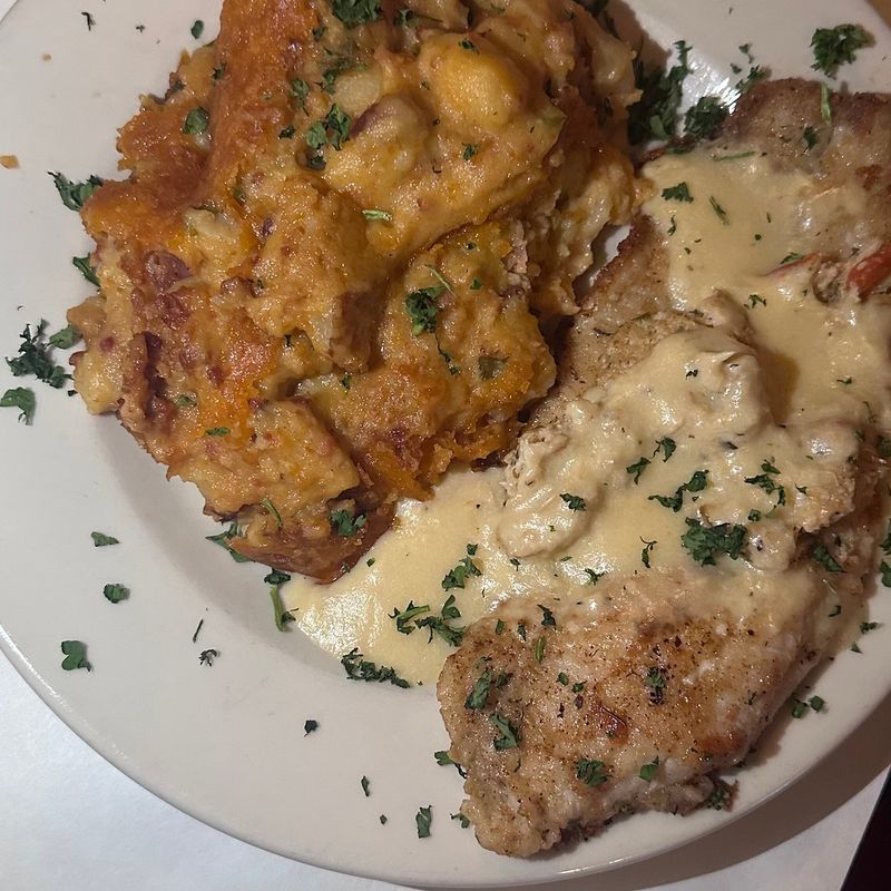 16 Mississippi Family-Run Fried Chicken Restaurants You'll Drive Miles For - Decor Hint Weidmann's - Meridian