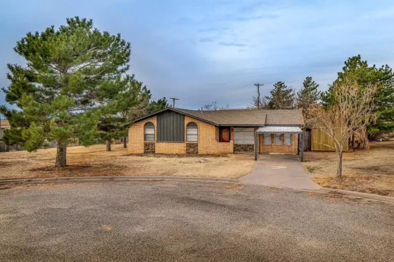 10 Texas Home Styles Experts Predict Will See Price Drops By Late 2025 - Decor Hint Outdated Ranch-Style Homes Needing Major Updates