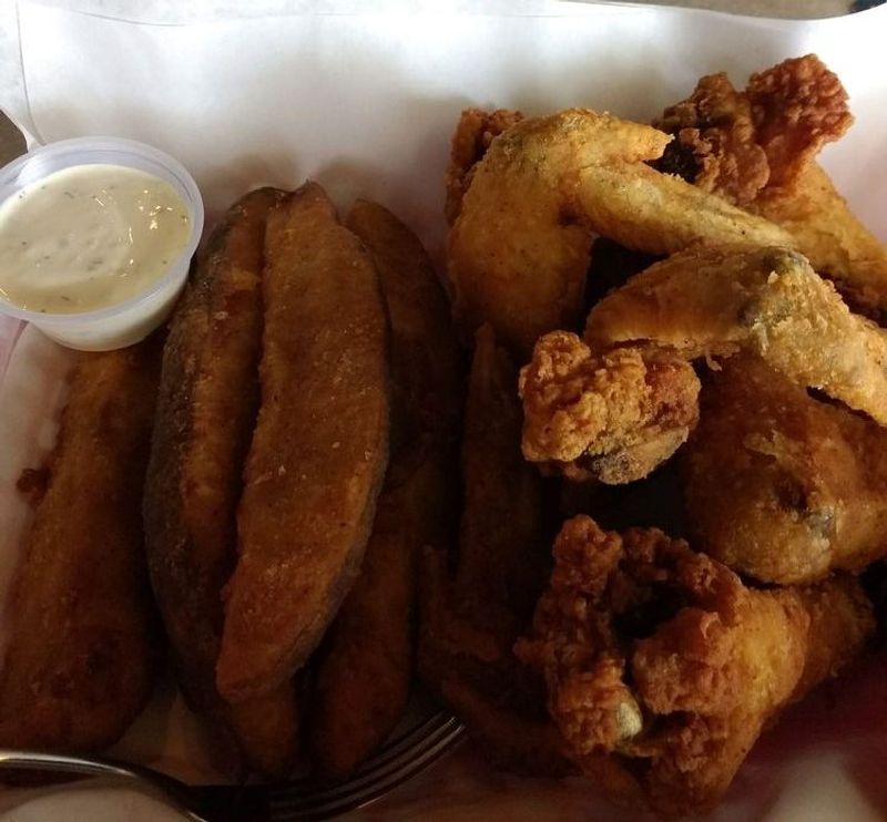 16 Washington Family-Owned Fried Chicken Restaurants Perfect For Rainy Days - Decor Hint Hans's Place Tavern (Tacoma)