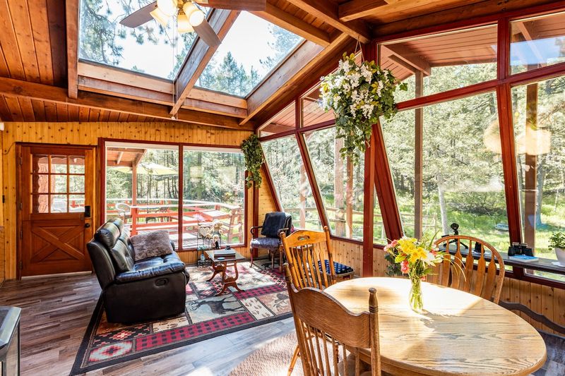The Sunny Breakfast Nooks In Colorado Cabins Where Mornings Feel Extra Cozy - Decor Hint Glass-Enclosed Sunroom Spot
