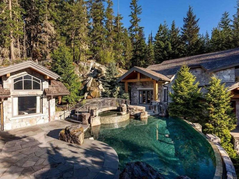 Stone Bridge Manor