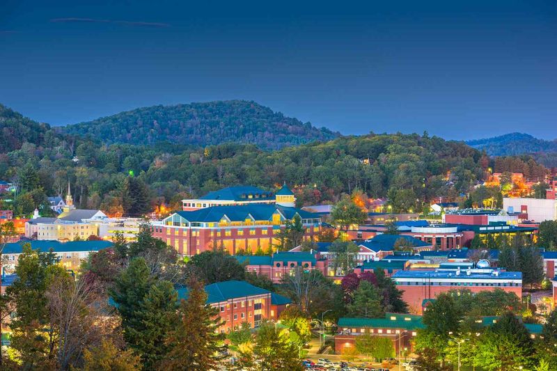 12 Reasons North Carolina's Mountain Towns Are The Perfect Peaceful Escape - Decor Hint Local Art and Craft Traditions That Inspire Creativity