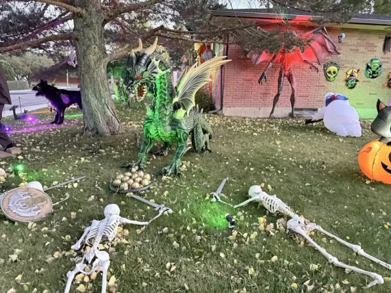 Meet The Casper Houses In Wyoming Taking Halloween Decorations To The Next Level - Decor Hint Dragons In The Front Yard