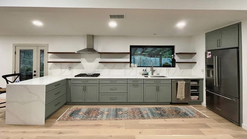 15 Living Oak Designs From Tierra's Texas That Showcase True Southern Sophistication - Decor Hint Oak Floating Shelves with Bracket Details