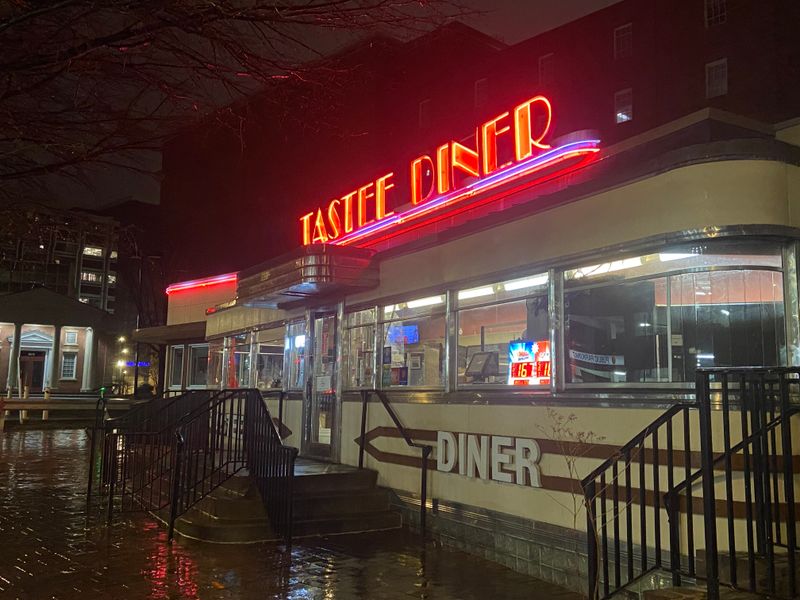 Maryland's Coziest Cafés Where Homemade Pie Steals The Show - Decor Hint Tastee Diner