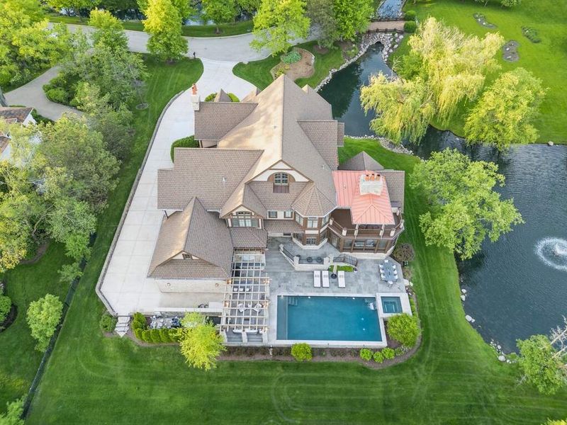 Oak Brook: Shopping Paradise With Estate Living