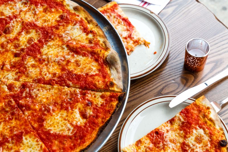 18 New York Pizza Joints Still Using Generations-Old Family Recipes - Decor Hint Joe & Pat's Pizzeria