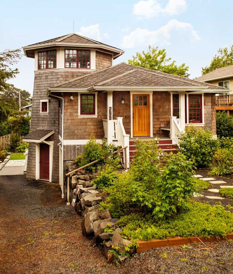 Beachside Oregon Cottages That Stay Stylish No Matter How Hard The Wind Blows - Decor Hint Waldport's Craftsman-Style Keeper