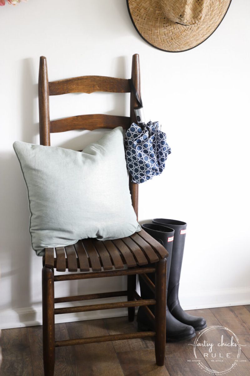 Tennessee Collectors Are Bringing Back These 13 Vintage Treasures - Decor Hint Ladder-Back Chairs