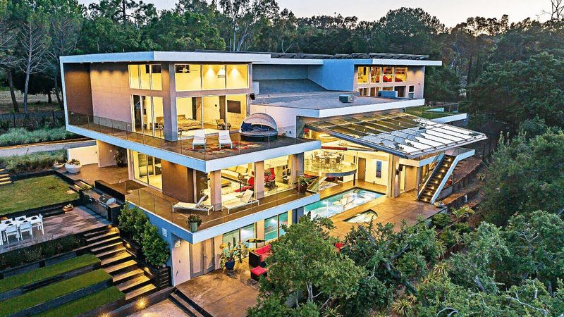 Oversized Estates In Silicon Valley