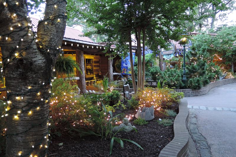 Gardens, Gift Shops & Settlement Features