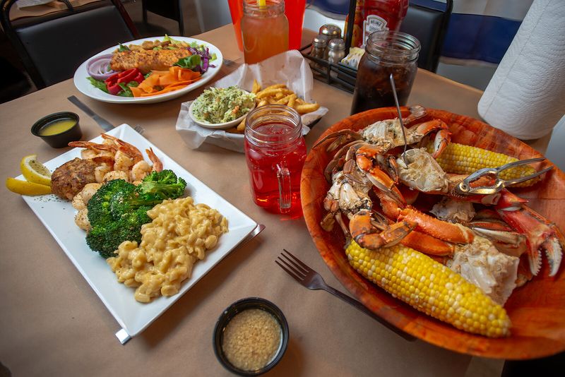 10 New Jersey Restaurants Nailing Classic Fried Fish Flavor - Decor Hint Blue Claw Crab House & Eatery - Burlington
