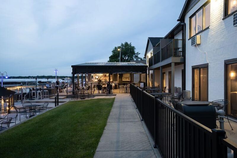 Lakeside Inn – Restaurant, Clear Lake