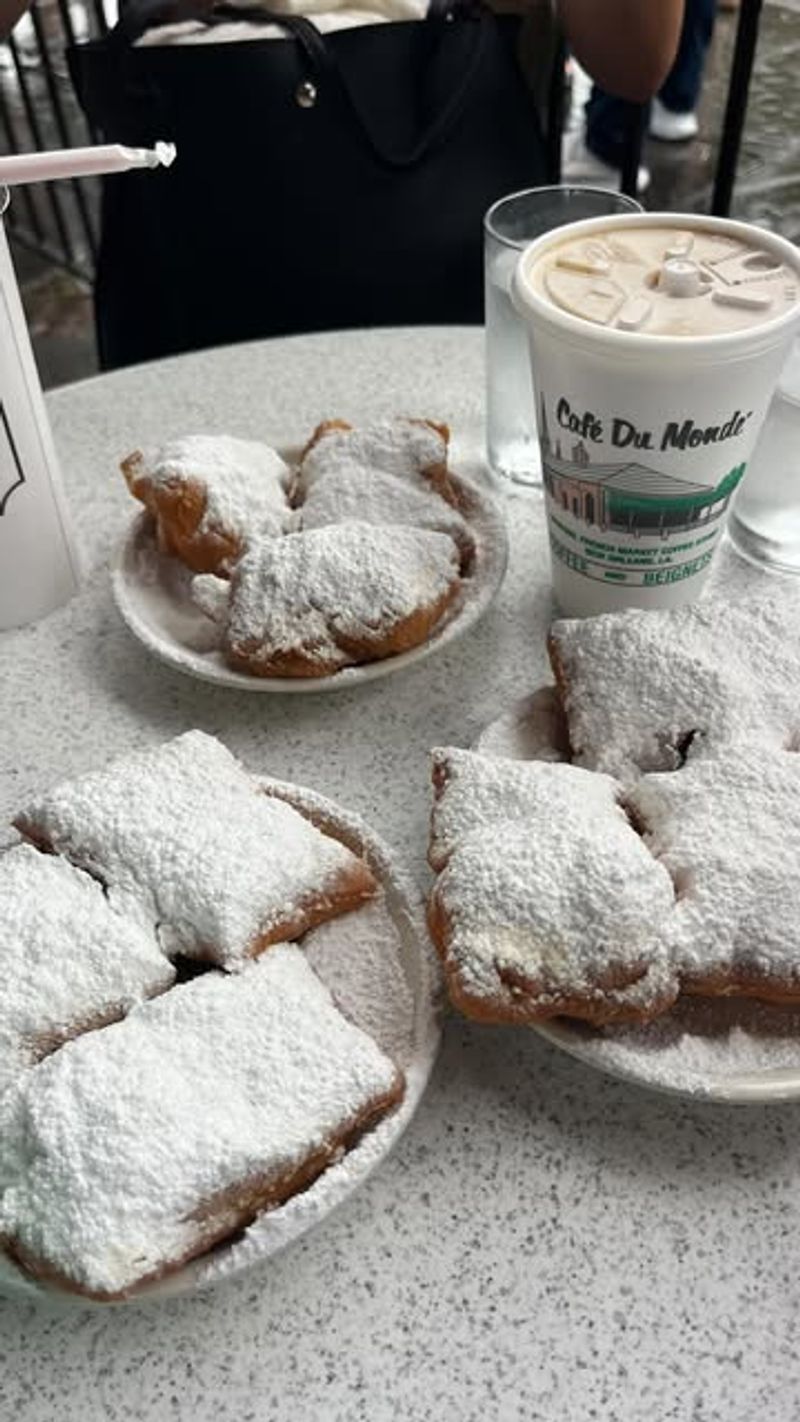 Louisiana Restaurants That Don't Advertise, Yet Always Have Crowds - Decor Hint Café Du Monde, New Orleans