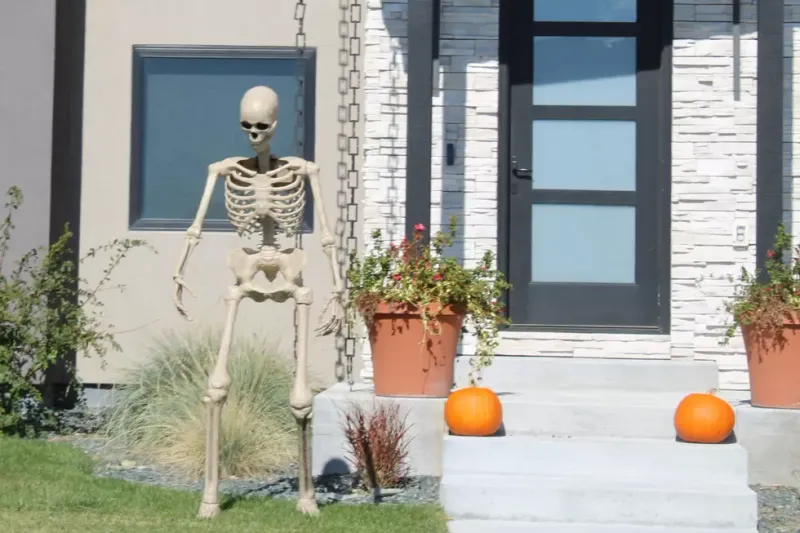 Meet The Casper Houses In Wyoming Taking Halloween Decorations To The Next Level - Decor Hint Pumpkin Walkway