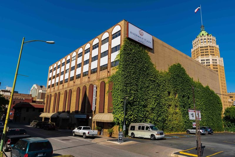 Riverwalk Plaza Hotel & Suites