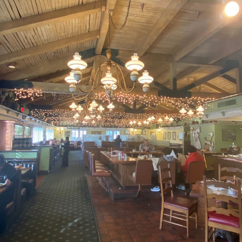 12 California Diners That Prove Pie And Coffee Never Go Out Of Style - Decor Hint Pea Soup Andersen's, Buellton