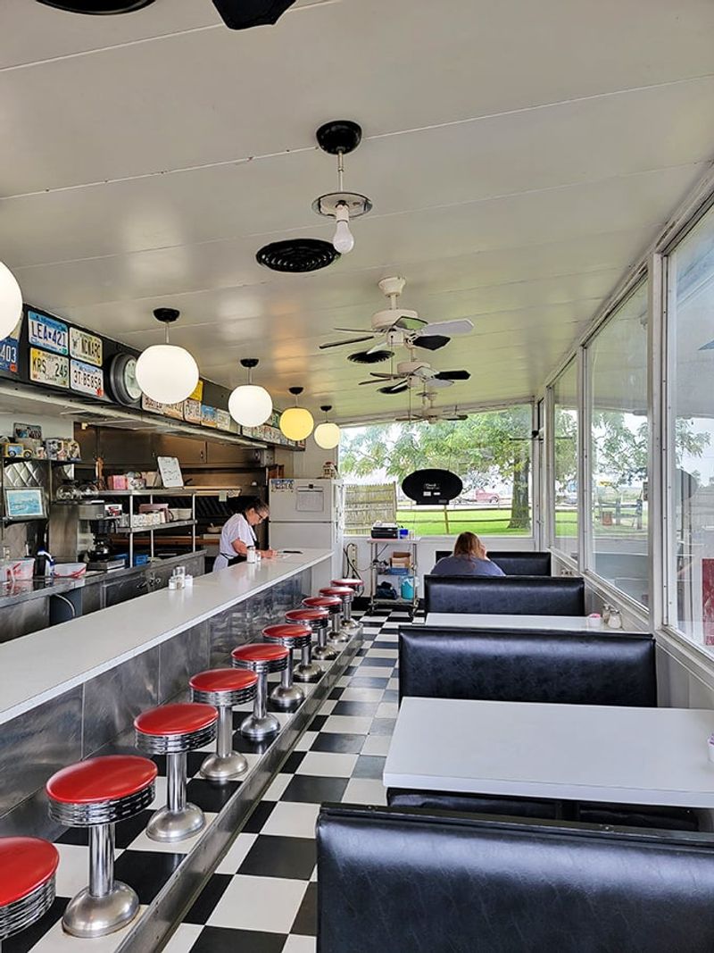 16 Iowa Dining Experiences You'll Be Glad You Tried - Decor Hint Breakfast at a Classic Diner