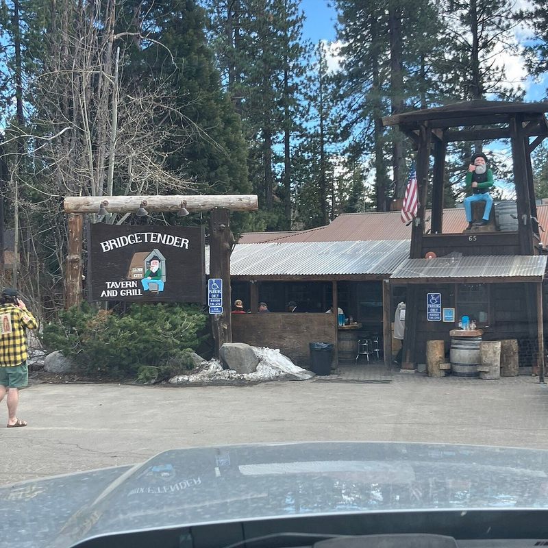 14 California Lakeside Restaurants With Views You'll Never Forget - Decor Hint Bridgetender Tavern & Grill at Tahoe City