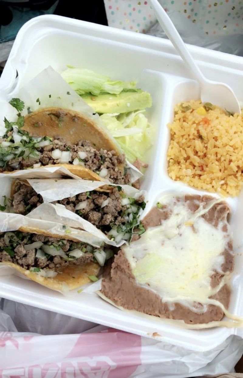 13 Illinois Mexican Restaurants Serving Homemade Salsa Perfection - Decor Hint Taqueria Los Comales in Chicago
