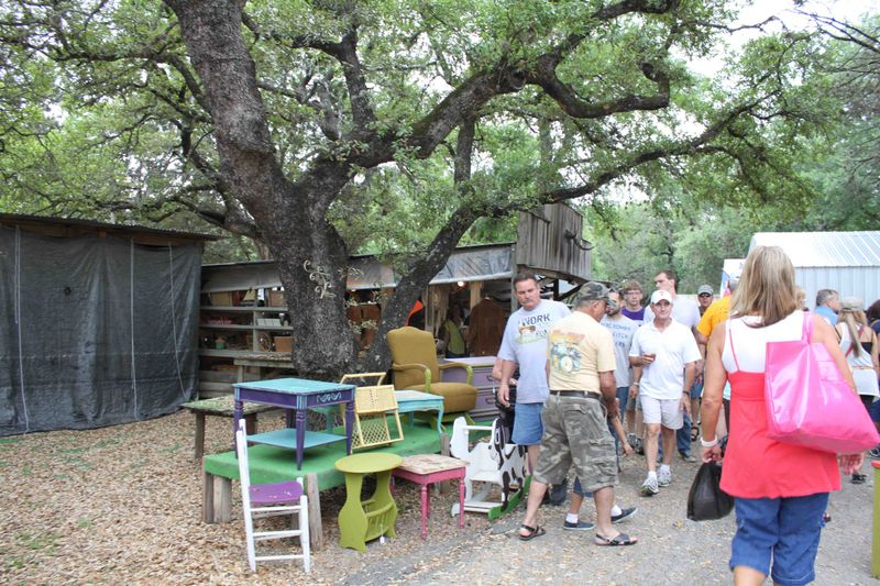 13 Texas Handmade Art Fairs Full Of Local Flavor Craftsmanship And Community - Decor Hint Wimberley Market Days