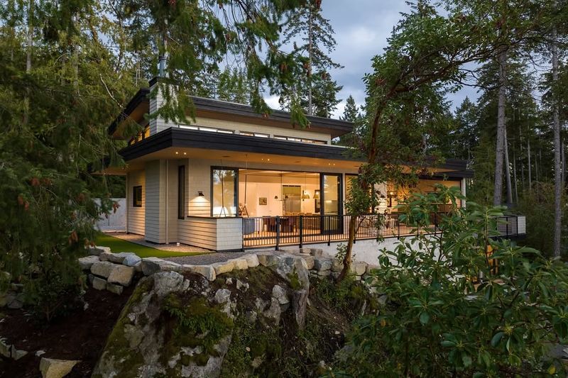 Cottages With Deep Overhangs And Covered Porches