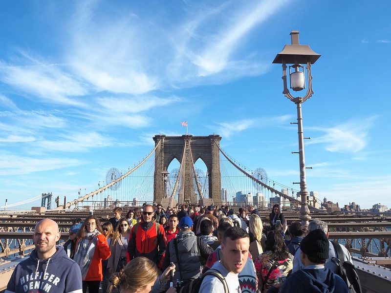 14 New York Tourist Traps Even Smart Travelers Fall For Again And Again - Decor Hint Brooklyn Bridge Pedestrian Walkway During Peak Hours