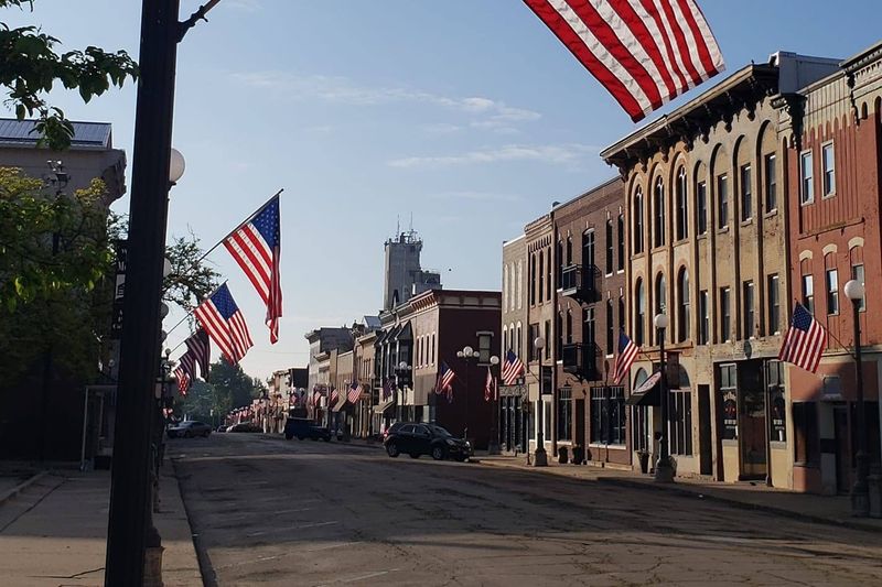 Once-Peaceful Illinois Towns Now Overwhelmed By Tourists - Decor Hint Morrison: Small Town With Big Rock Star Appeal