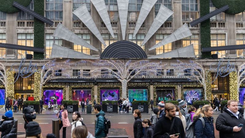 14 New York Tourist Traps Even Smart Travelers Fall For Again And Again - Decor Hint Fifth Avenue Holiday Window Shopping Rush