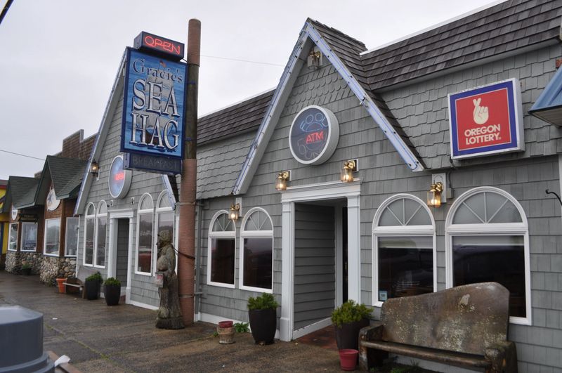 14 Must-Try Oregon Restaurants Locals Are Obsessed With - Decor Hint Gracie's Sea Hag, Depoe Bay
